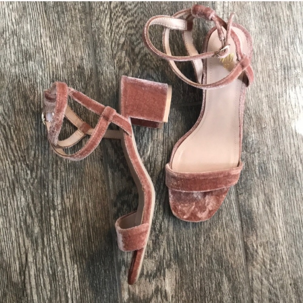 Pink velvet heels💕